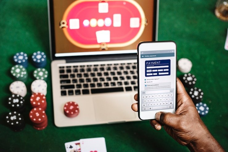 Pengguna happyjudi memantau pengumuman terbaru platform melalui perangkat mobile